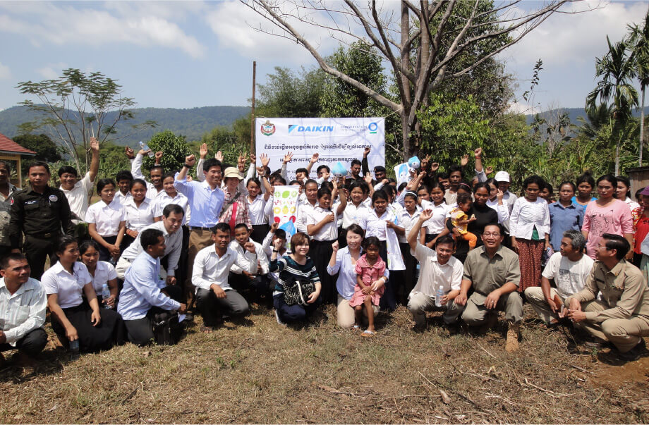 住民とボランティアの人々の画像